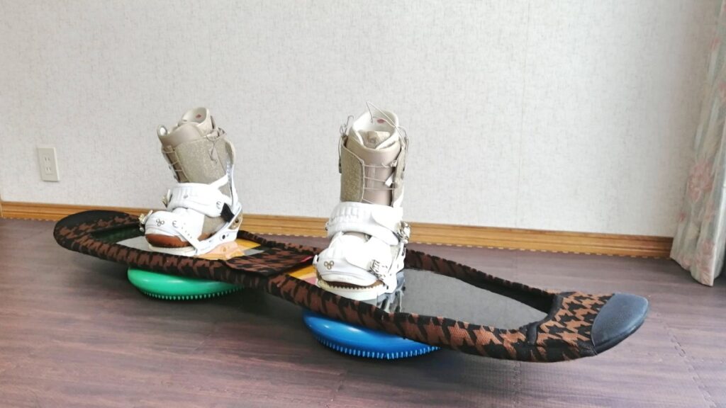 スノーボードオフトレグッズ バランスディスクとスノーボード
