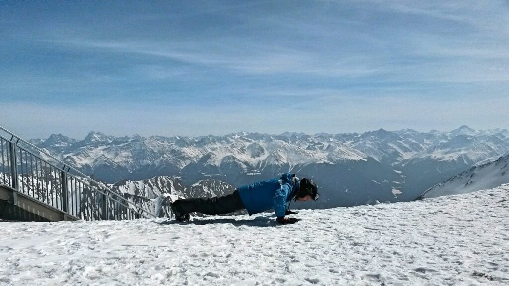 スキー場で腕立て伏せ 筋トレ