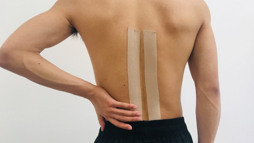 腰痛 テーピングをする男性