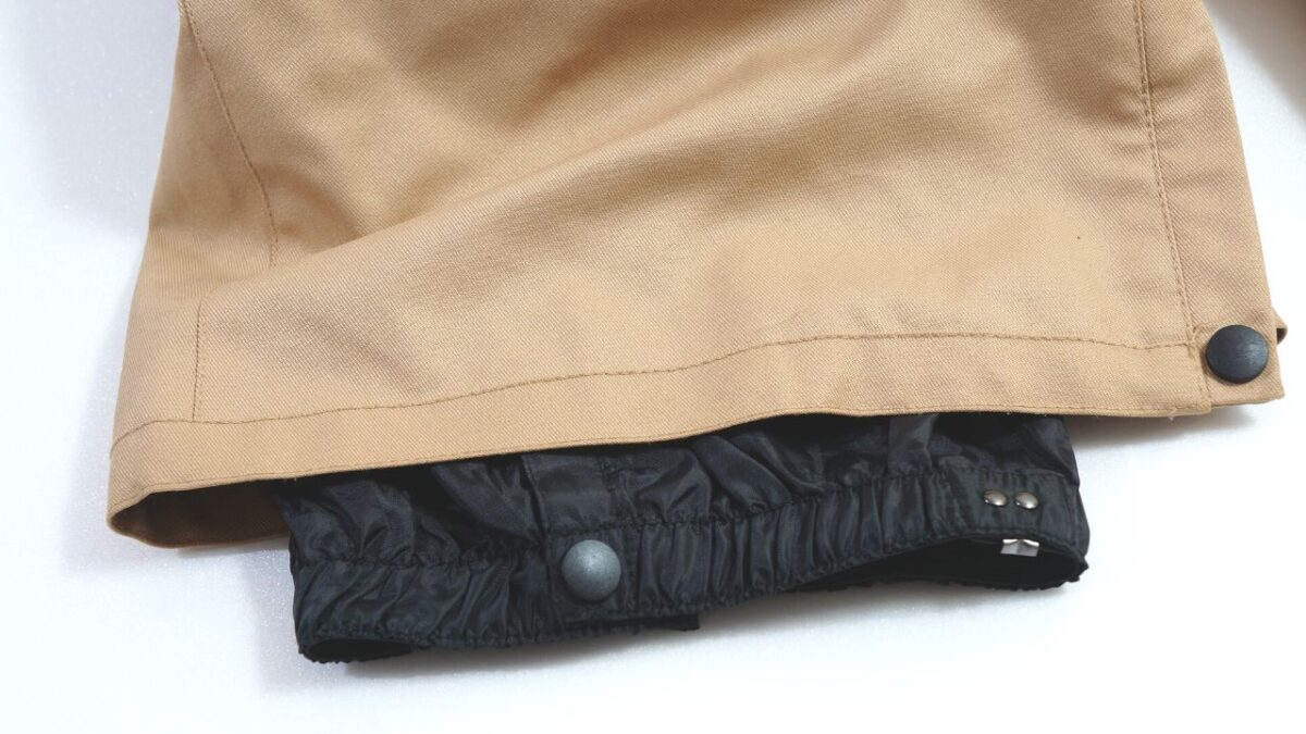 スノーボードウェアの裾ゲーター