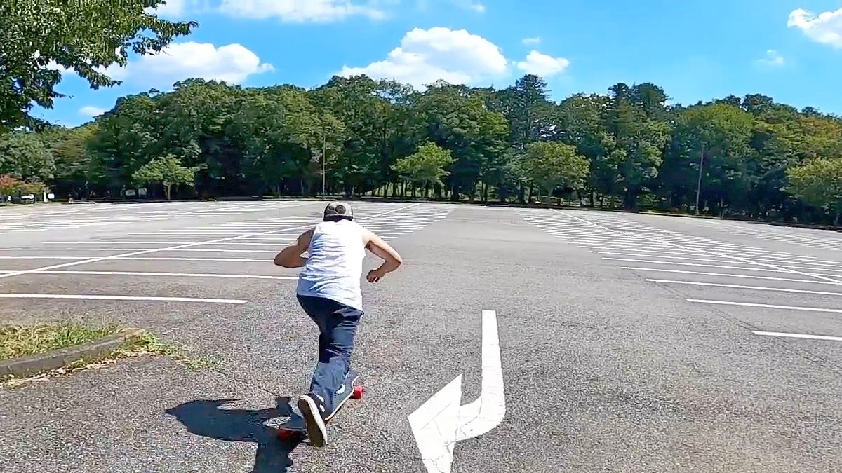 YOROI SKATEBOARD JUJUに乗るプロスノーボーダー藤沼到