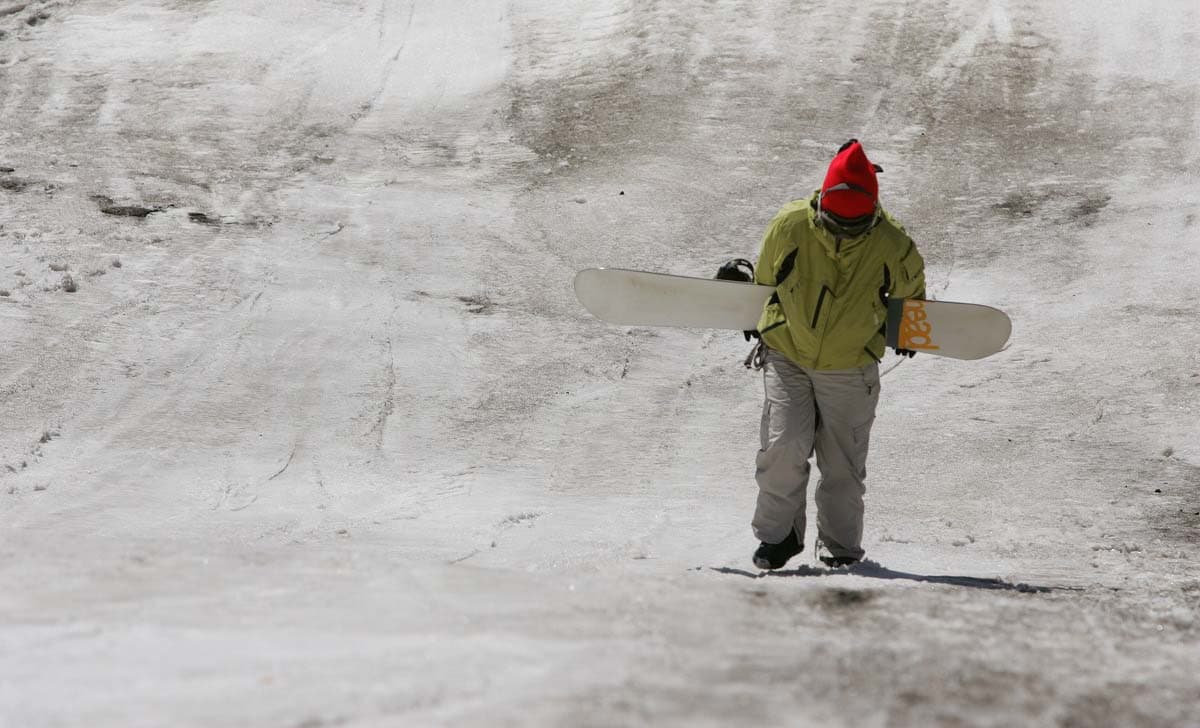 春の悪雪とスノーボーダー
