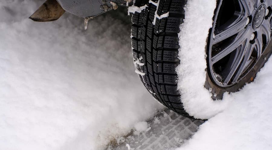 スタッドレスタイヤの轍