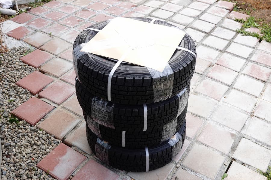 スタッドレスタイヤ（梱包状態）