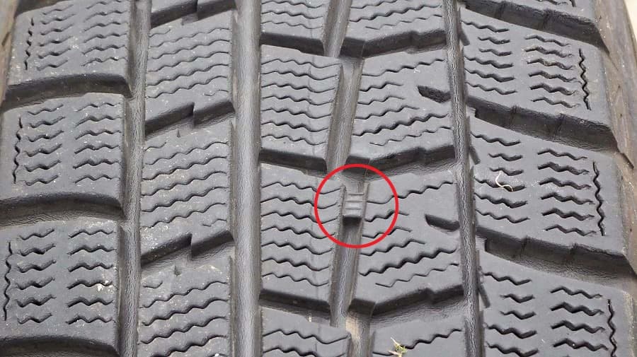 スタッドレスタイヤのトレッドパターン（クローズアップ）