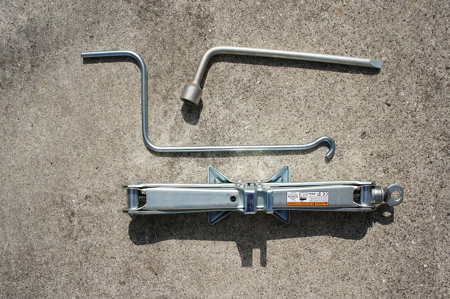 タイヤ交換用工具一式