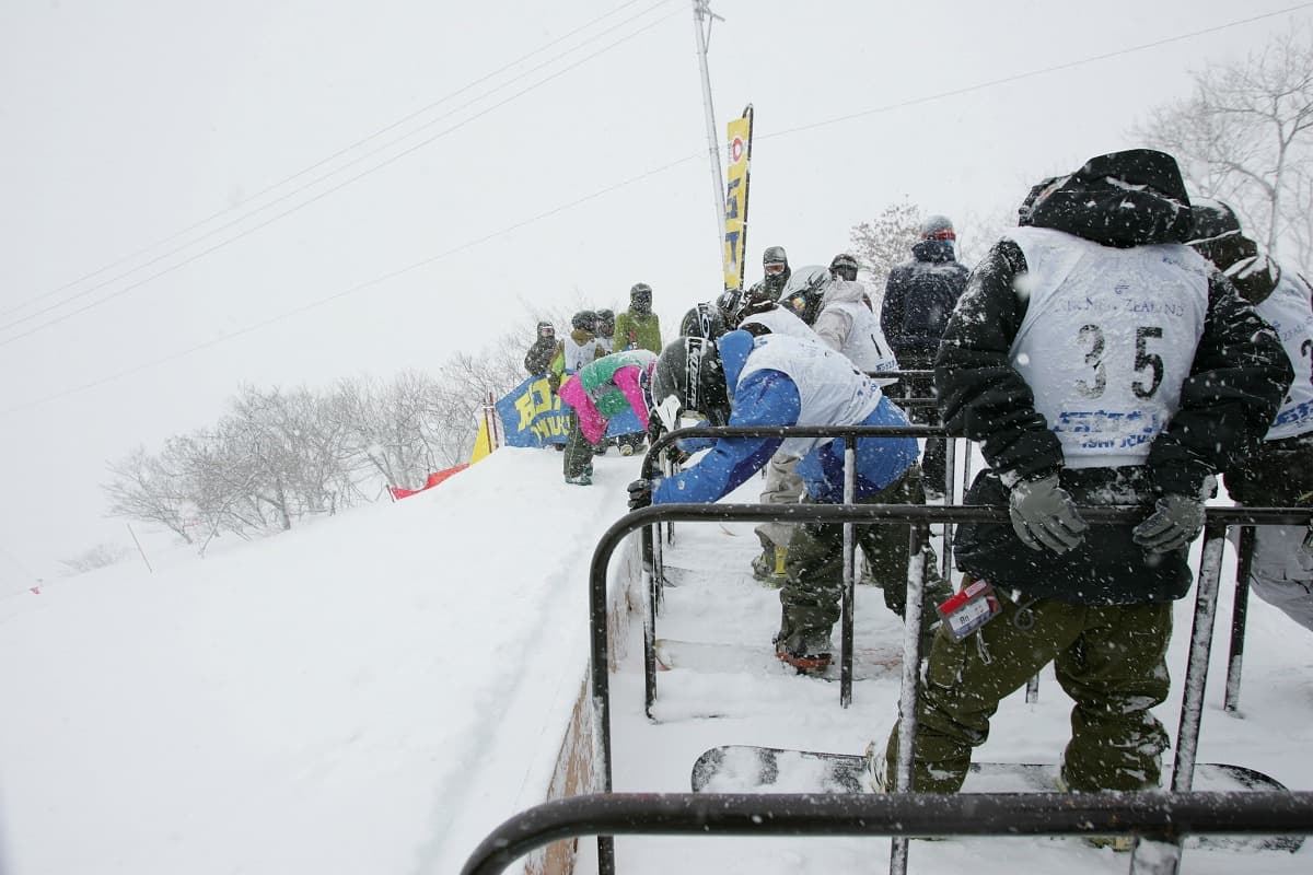 スノーボードクロスのスタート風景