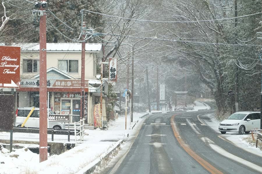 うっすらと雪が積もった路面