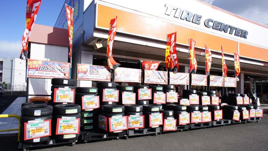 自動車タイヤ店の店頭