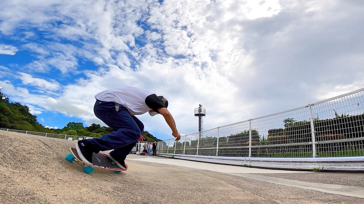 ヤウサーフスケートでスケートパークを滑る藤沼到プロ