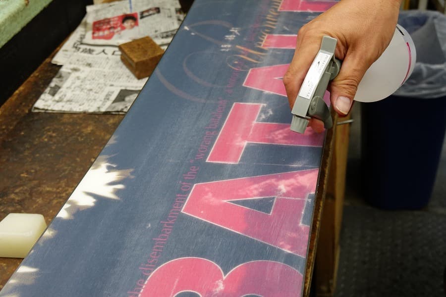 スノーボードのソールにクリーナーをかける