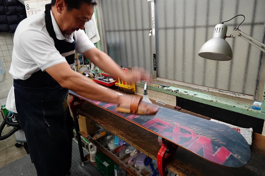 ボードにブラシをかける坂本壮氏