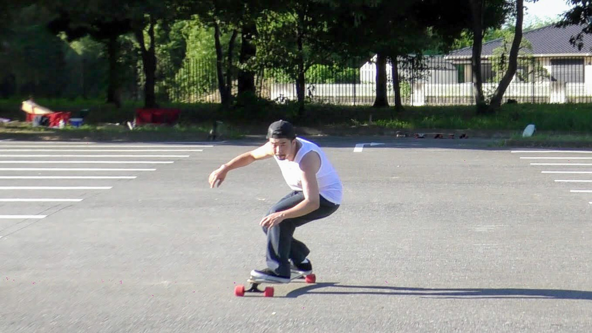 ロンスケでスノーボードのカービングターンのトレーニングをする藤沼到プロ