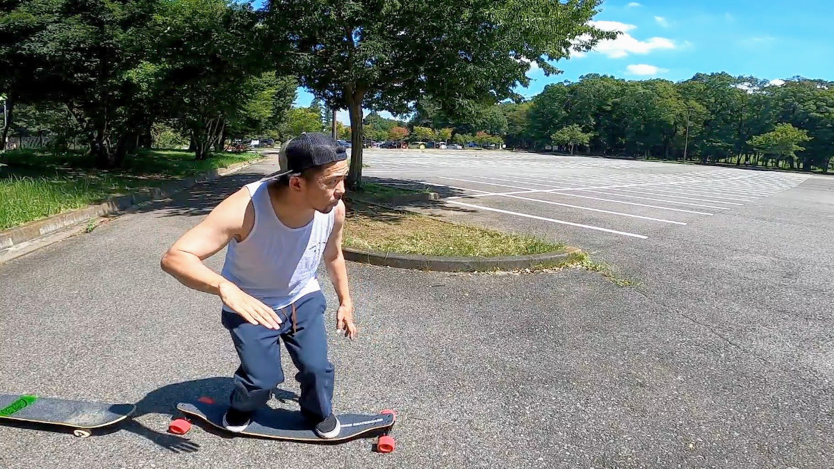 ロンスケでスタンスを確認する藤沼到プロ