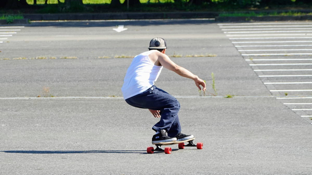 ロンスケでカービングターンをする藤沼到プロ