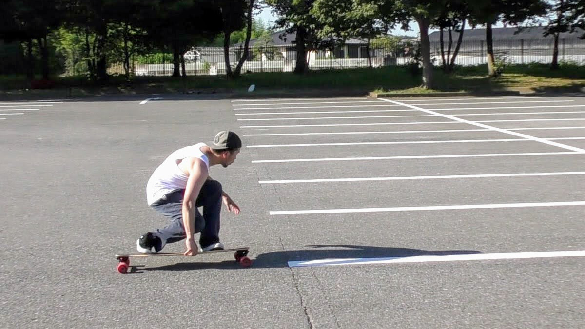 ロングスケートボード グラブターンをする藤沼到プロ