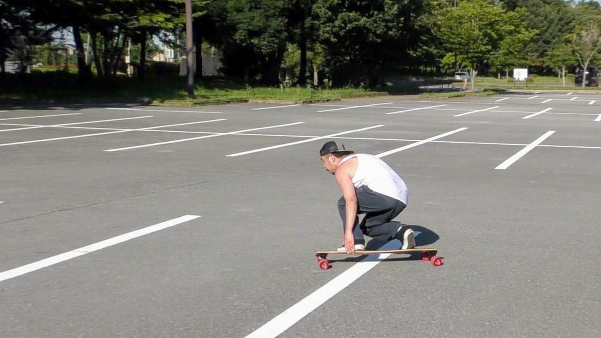 ロンスケハウツー　グラブターンをする藤沼到プロ