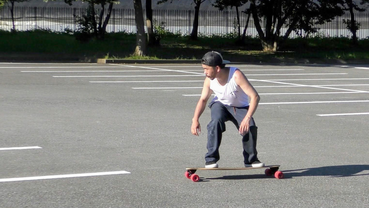 ロンスケハウツー　スイッチカービングターン（フェイキーカービングターン）をする藤沼到プロ