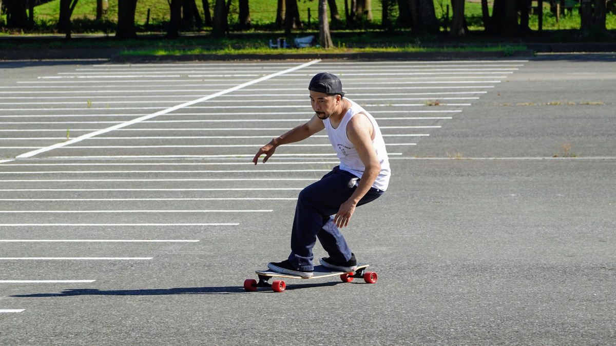 ロンスケハウツー　ショートターンをする藤沼到プロ