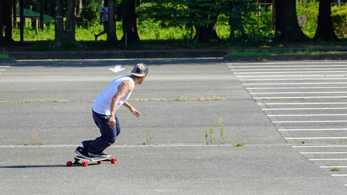 ロンスケハウツー。カービングターンをする藤沼到プロ