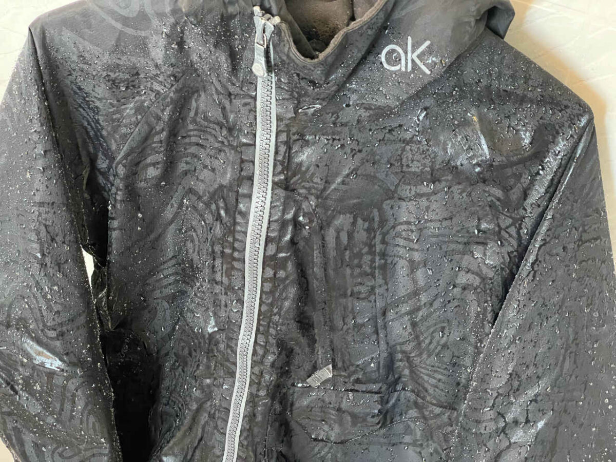 撥水加工が効いていないスノーボードジャケット