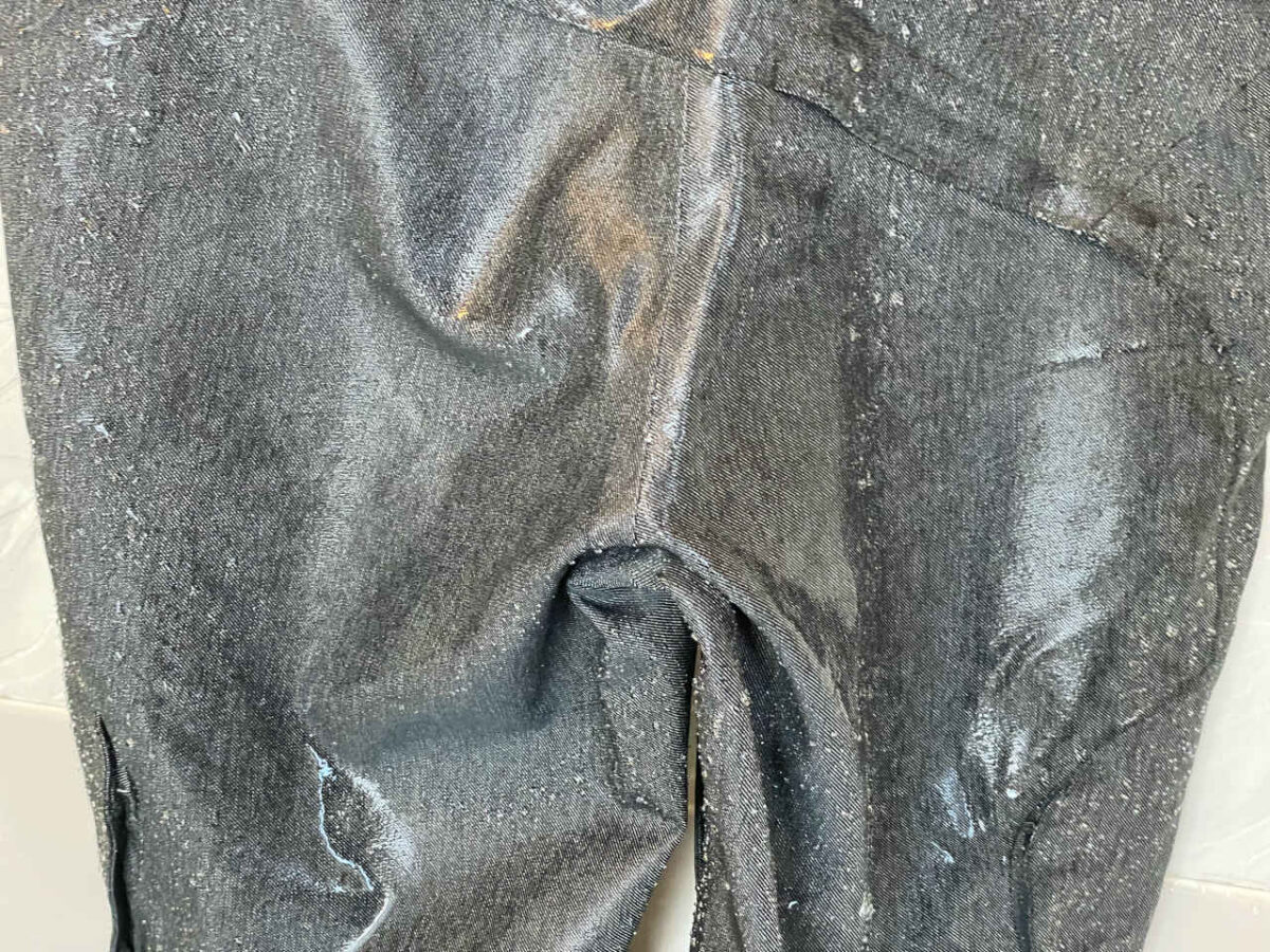 撥水効果が切れてしまってお尻の部分がビチョビチョのスノーボードパンツ