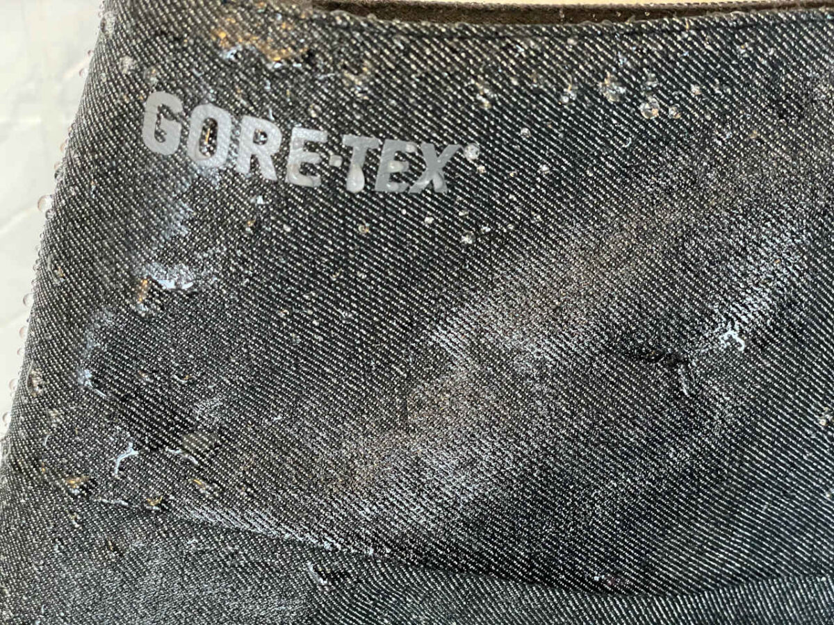 汚れてしまって撥水効果の切れたスノーボードパンツ