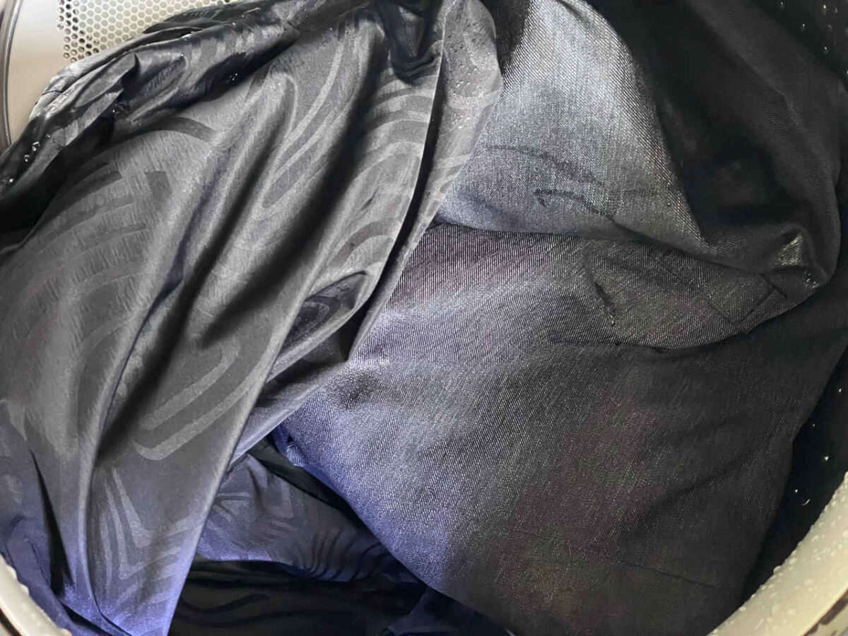 洗濯機に入ったスノーボードウェア