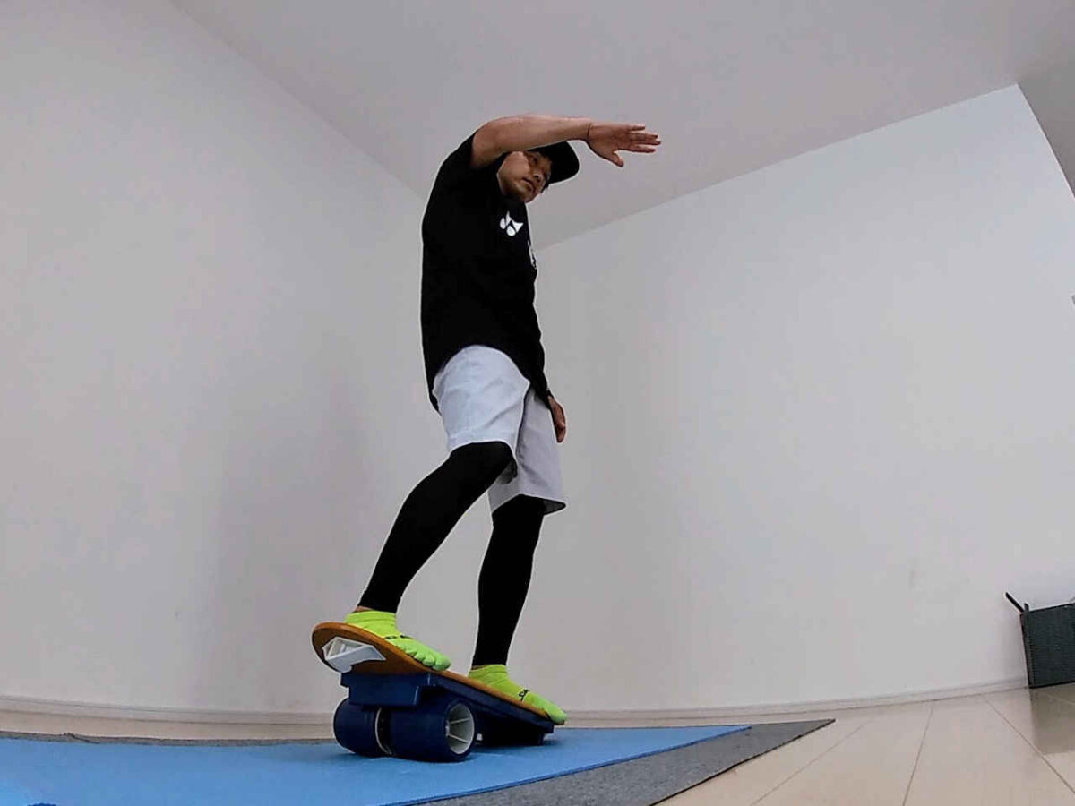 バランスボードプロに乗るスノーボーダー 谷口淳デモ