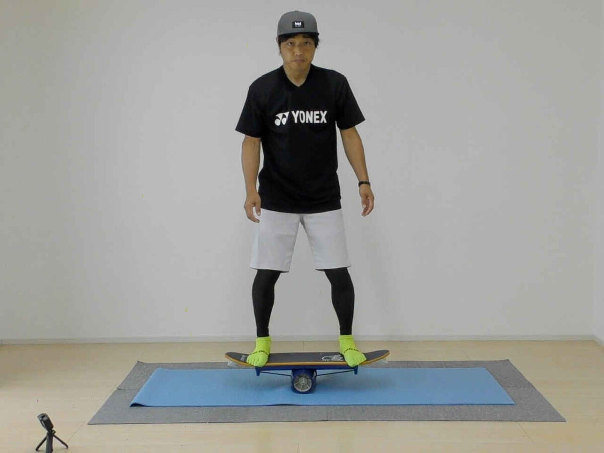 バランスボードに乗るスノーボーダー 谷口淳デモ