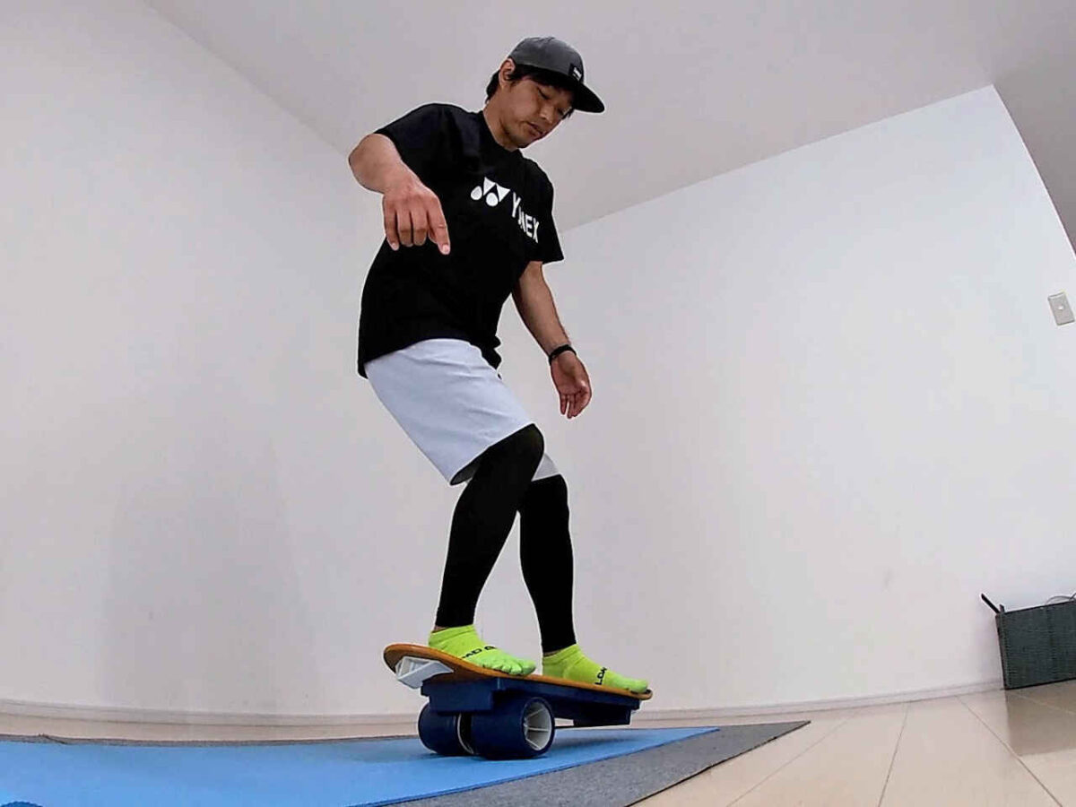 バランスボードプロに乗るスノーボーダー 谷口淳デモ