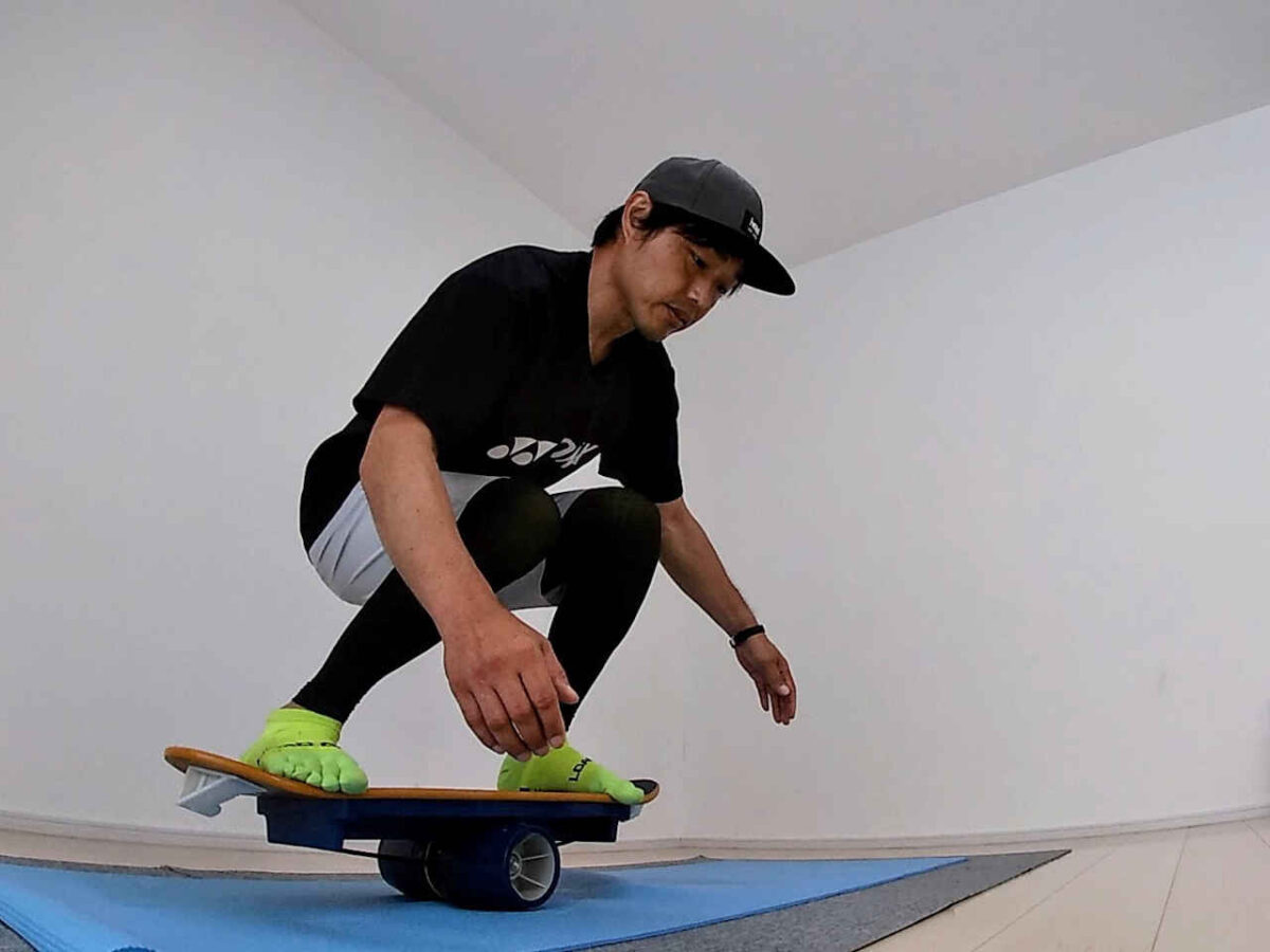 バランスボードの上でスクワットするスノーボーダー 谷口淳デモ