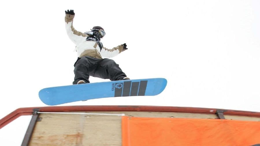 ハンドレールにオンするスノーボーダー