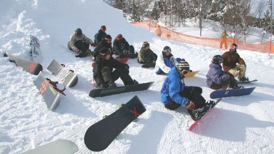 バインディングをつけるスノーボーダー