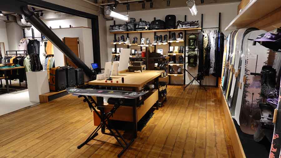 スノーボードショップの店内