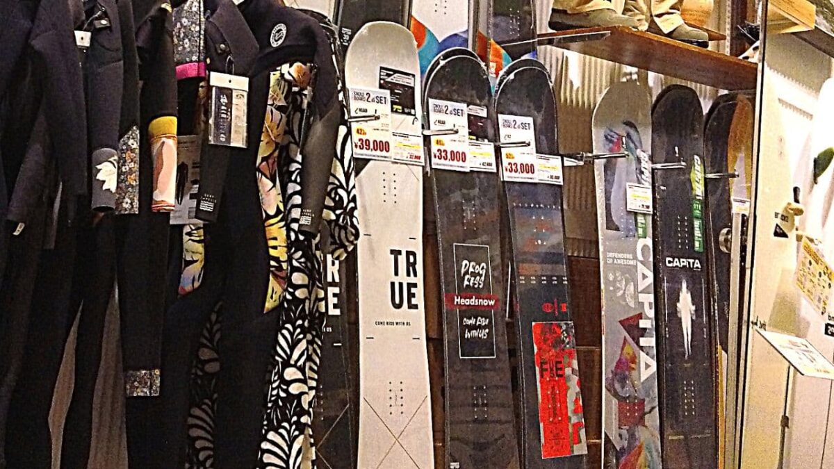 スノーボードショップの店頭（旧モデル）