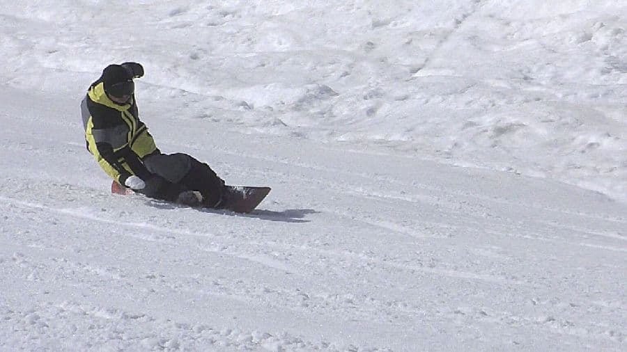 カービングターンをする稲川光伸氏