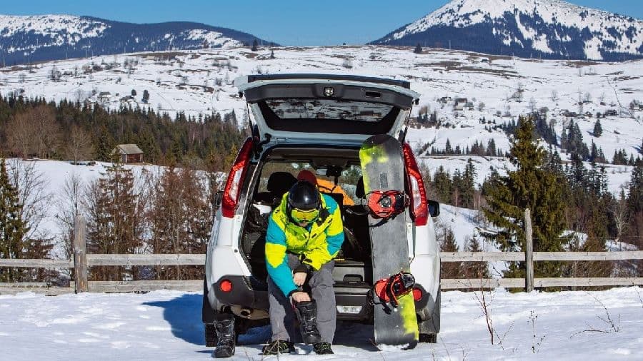 スノーボードの準備をする男性