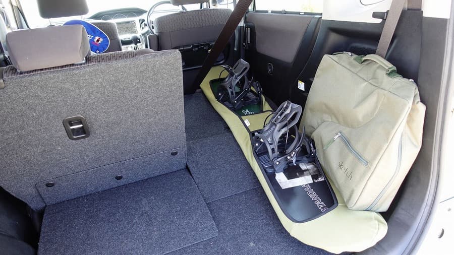 ラゲッジルームにソールカバー付きの板をのせている